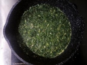 把鸡蛋液倒入煎熟