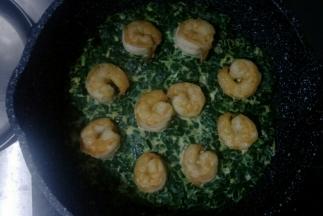 出锅前摆入虾仁在煎2分钟