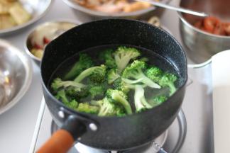 再将西兰焯水，颜色变得翠绿就可以盛出备用了。