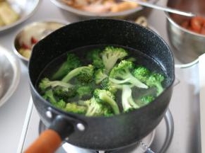再将西兰焯水，颜色变得翠绿就可以盛出备用了。