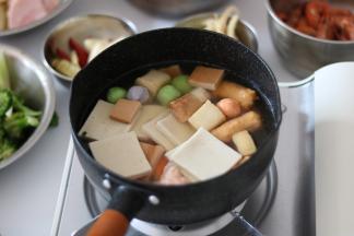 将千叶豆腐、虾丸全部过水焯熟，备用。