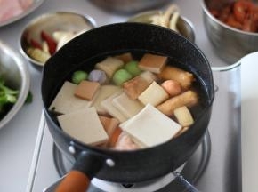 将千叶豆腐、虾丸全部过水焯熟，备用。