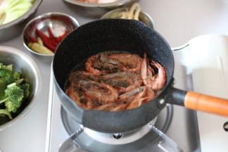 雪平锅倒入少量花生油，油热后将基围虾放入锅中炸至表皮微微酥脆，盛出备用。