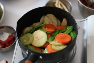 用炸虾的油继续将西葫芦和胡萝卜和荷兰豆翻炒至7成熟，盛出备用。