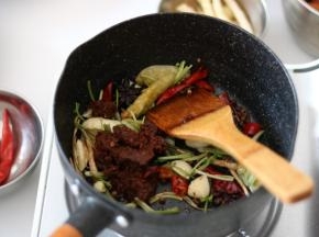 加入郫县豆瓣酱、耗油、生抽、糖、盐翻炒出香味。