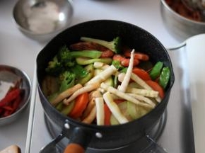 将所有之前焯、炒熟的菜、虾和火腿片全部倒进锅内，翻炒均匀