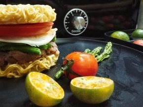 10.美味创新的脆面猪柳蛋汉堡就做好了，亦可以不组装一起，做成开方式汉堡，爱吃啥自由搭配