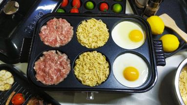 3.依次放入调制好的猪肉末压入圆盘中；打入2个鸡蛋