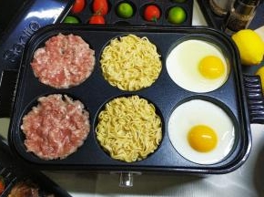 3.依次放入调制好的猪肉末压入圆盘中；打入2个鸡蛋