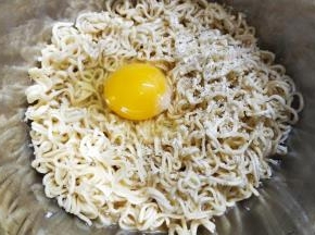 1.泡面泡好倒去水份，加上蛋黄2个、蒜盐适量搅拌均匀