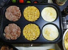 4.将面饼、肉饼、蛋翻面煎至另一面定型即可