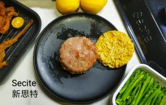 5.将制作好的面饼、猪柳、煎蛋和其他自己喜欢的配菜自由搭配组装起来