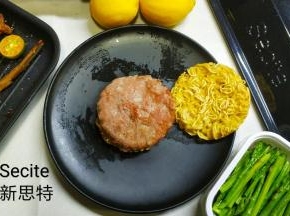 5.将制作好的面饼、猪柳、煎蛋和其他自己喜欢的配菜自由搭配组装起来