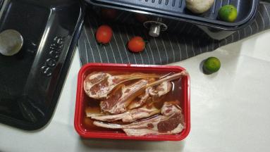 1.羊小排解冻冲洗血水后，用厨房纸吸干多余的水分，放入糟卤汁里浸泡30分钟
