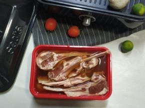 1.羊小排解冻冲洗血水后，用厨房纸吸干多余的水分，放入糟卤汁里浸泡30分钟
