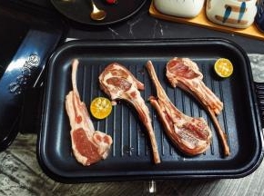 2.羊小排浸泡好后再用厨房纸吸干表面汁水



