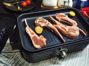 3.Secite 新思特多功能锅放上煎烤盘转到3档，放上羊小排开始煎制
