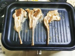 4.大火先煎至羊小排没有血水，表面蛋白质凝固锁住汁水
