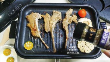 7.洒上少许蒜盐提味

