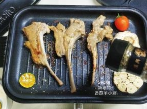 7.洒上少许蒜盐提味
