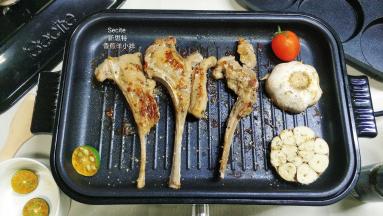 8.继续翻动煎至羊小排熟透，大括煎了10分钟（煎制时间要看羊小排大小调整）
