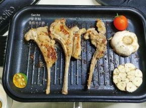 8.继续翻动煎至羊小排熟透，大括煎了10分钟（煎制时间要看羊小排大小调整）
