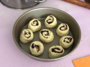 如图摆放在模具里，没有模具就放在不粘烤盘上。