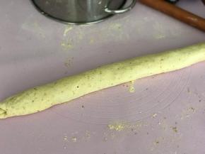 如图卷成圆柱形，收口捏合严实。