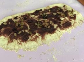 松弛好后把边缘用手擀薄。