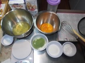 准备好全部的食材，鸡蛋的蛋清和蛋黄分开。