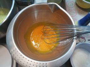 蛋黄加入盐，打散。