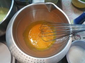 蛋黄加入盐，打散。