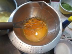 加入植物油，搅打均匀。