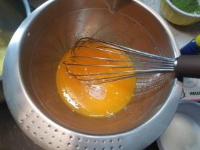 再加入牛奶，搅打均匀。