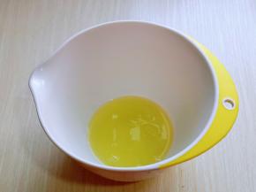 蛋白打发，往蛋白里加入柠檬汁(白醋也可以)