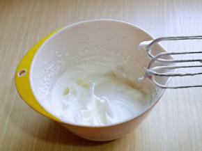 启动电动打蛋器，分三次加入白砂糖，呈现鱼眼泡时候加一次，蛋清泡消失细腻时再加一次，打至湿性发泡时加入最后的三分之一糖粉，，继续打发至蛋白出现细腻的纹路，提起打蛋器有微微的弯勾就可以。