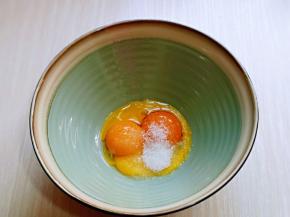 蛋黄中加入10g白砂糖。