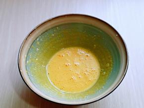 启动电动打蛋器打至发白即可。