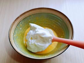 取三分之的蛋白放入蛋黄糊容易中，翻拌均匀(切记手法，不要搅拌，以免消泡) 