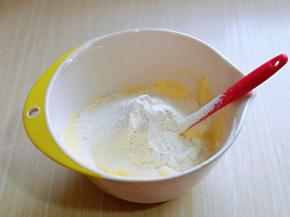 倒入蛋白器具中，翻拌均匀，筛入低筋面粉，翻拌均匀至无干粉即可。