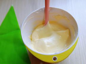 这样蛋糕糊就做好啦！准备裱花袋，把做好的蛋糕糊装入裱花袋中。