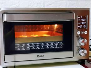 上下170度烤15分钟。(烤箱温度及时间仅供参考)