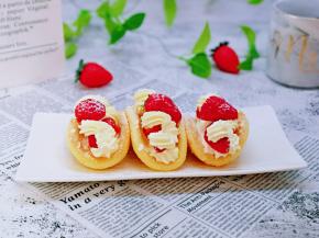 再挤上奶油，上面再一半草莓，撒上少许糖粉即可。