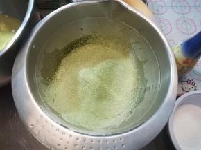低筋面粉和抹茶粉混合以后，筛入蛋黄里。