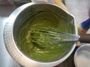 用蛋抽画一字拌匀或者用刮刀翻拌均匀，使粉类和蛋黄充分混合均匀，成为细腻的蛋黄面糊。