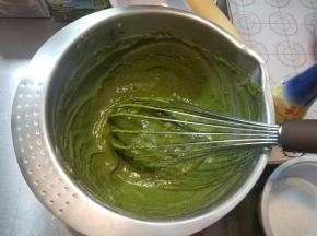 用蛋抽画一字拌匀或者用刮刀翻拌均匀，使粉类和蛋黄充分混合均匀，成为细腻的蛋黄面糊。