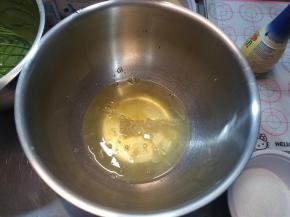 蛋清里分三次加入细砂糖，打发到提起打蛋器，蛋清能拉出一个长长的尖角（一种介于干性发泡和湿性发泡之间的状态，尖角直立但顶端稍微有一点弯曲。