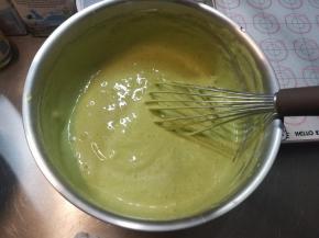 挖1/3的蛋清到蛋黄糊里，用刮刀从底部往上翻拌均匀（不要画圈搅拌），拌匀后，再倒入蛋清内，继续翻拌均匀。