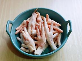 鸡爪洗干净，冷水泡15分钟。(鸡爪的指甲一定要剪掉哈)