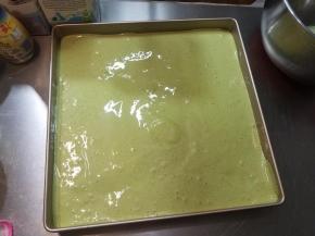 将面糊倒入烤盘里，用刮刀抹平。